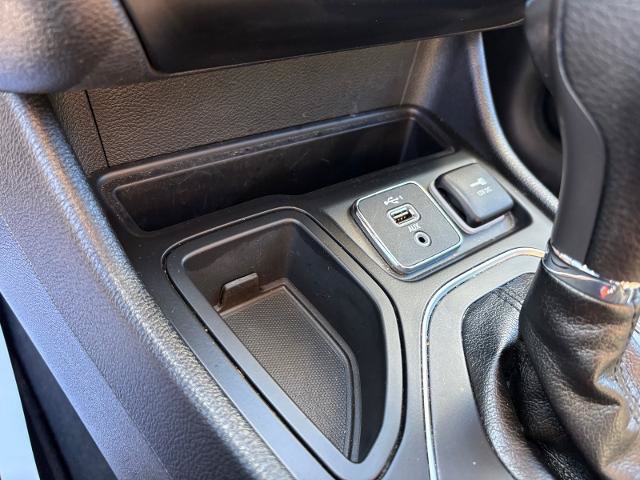Used 2021 Jeep Cherokee Latitude FWD image 24
