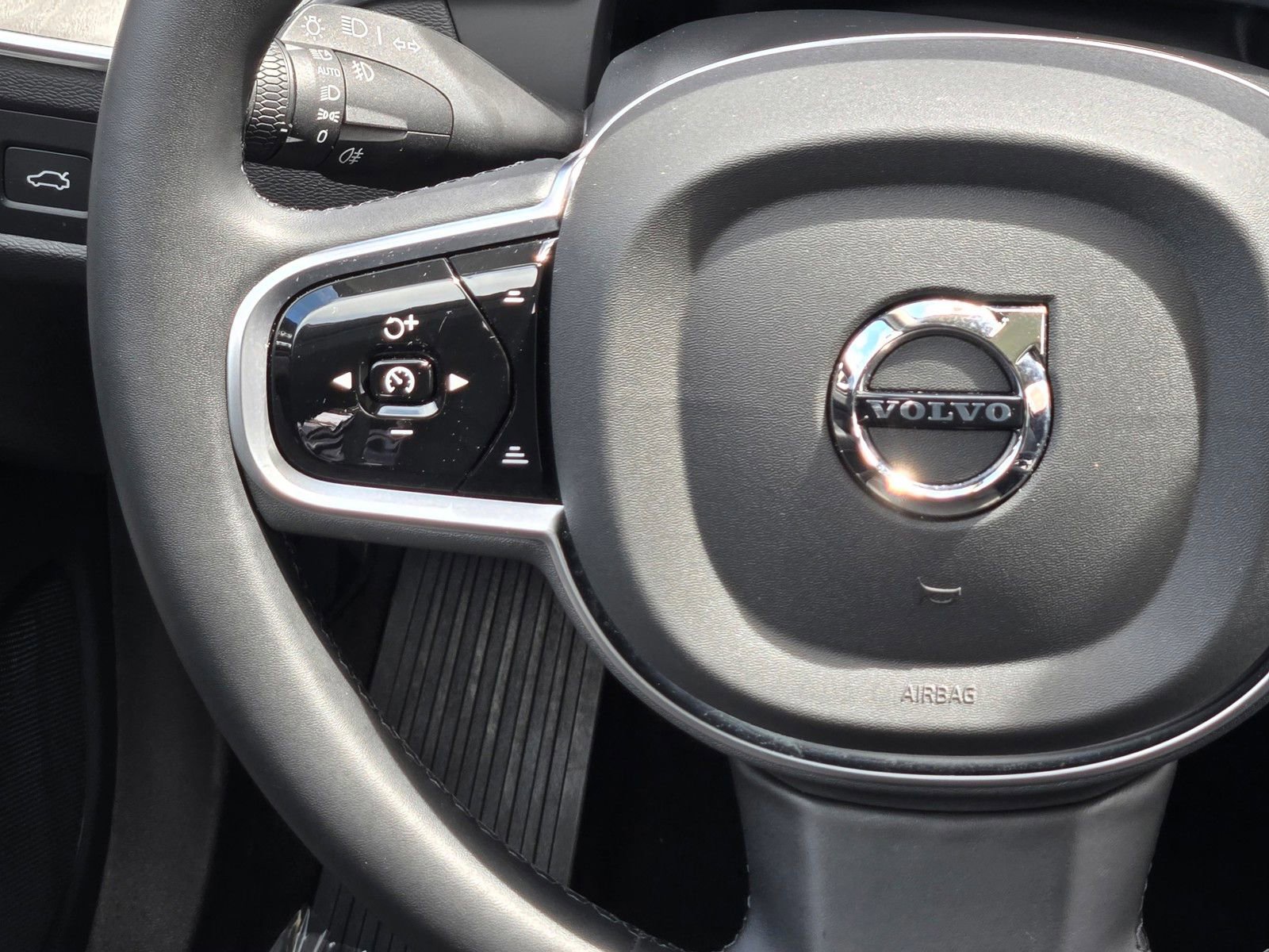 Used 2025 Volvo XC60 B5 Plus AWD/4WD image 17