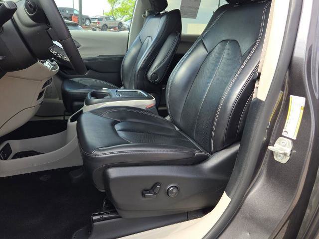 Used 2023 Chrysler Pacifica Touring-L FWD image 23