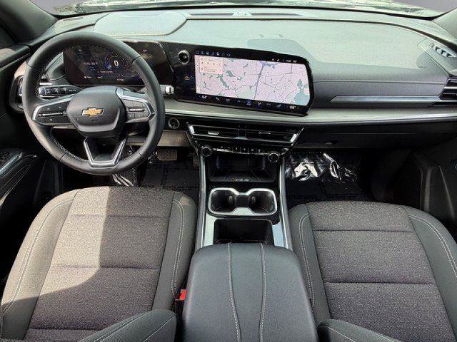 Used 2025 Chevrolet Traverse LT w/ Driver Confidence Package AWD/4WD image 3