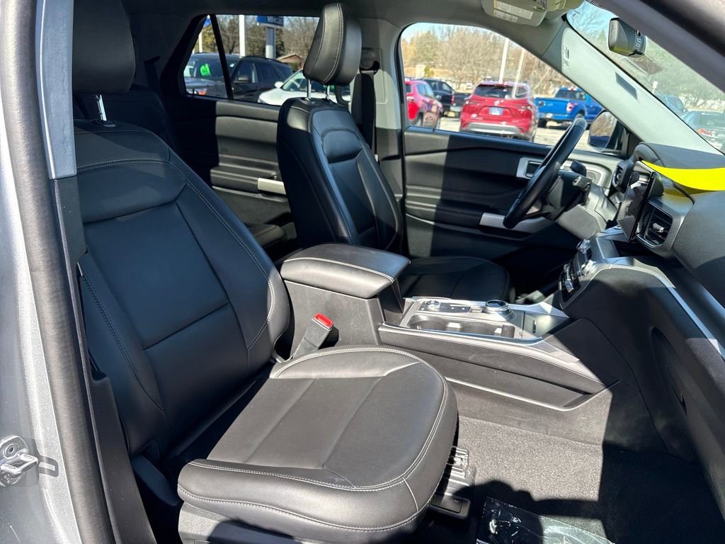 Certified 2022 Ford Explorer XLT w/ Equipment Group 202A image 9