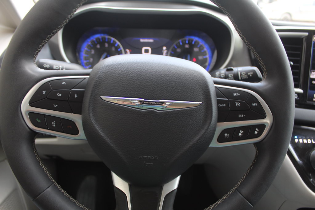 Used 2024 Chrysler Pacifica Touring-L FWD image 23