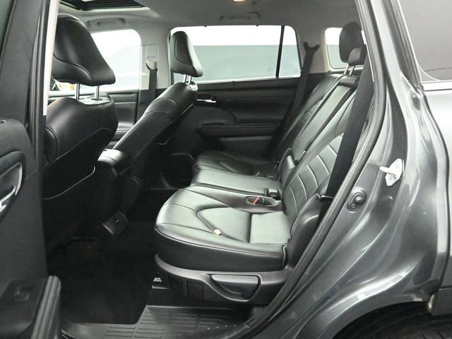 Used 2021 Toyota Highlander XLE AWD/4WD image 21