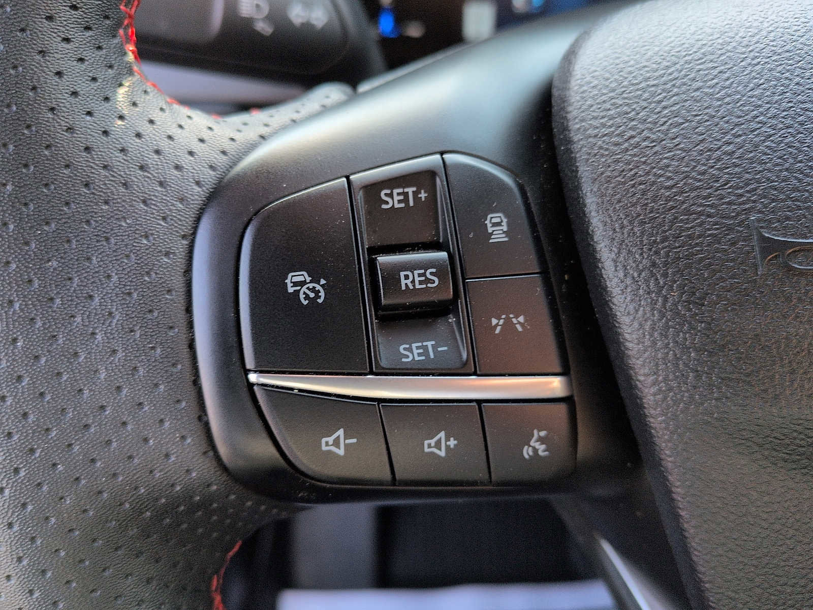 Certified 2025 Ford Escape ST-Line w/ Tech Pack #1 AWD/4WD image 16