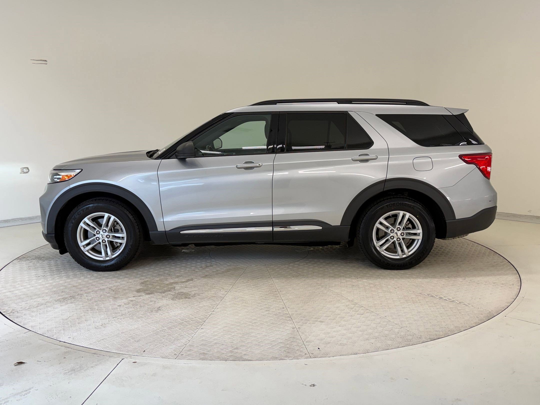 Certified 2020 Ford Explorer XLT image 2