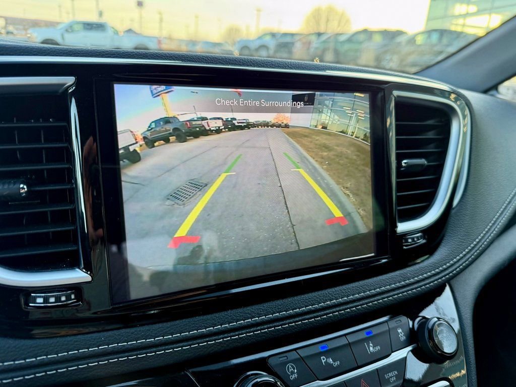 Used 2025 Chrysler Pacifica Limited image 23