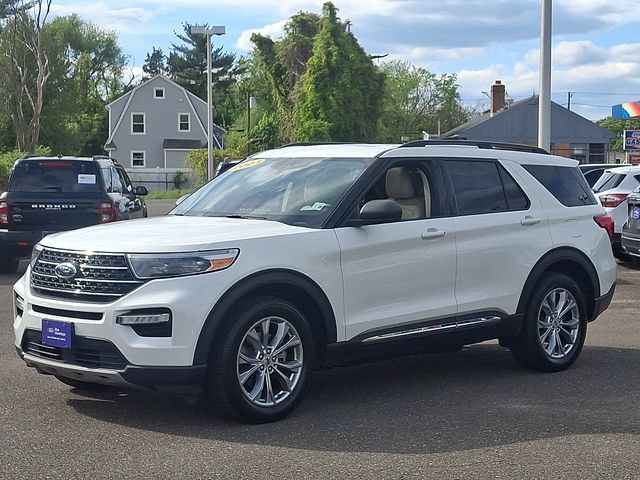 Certified 2023 Ford Explorer XLT w/ Equipment Group 202A AWD/4WD image 3