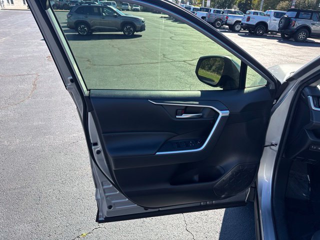 Used 2019 Toyota RAV4 XLE Premium FWD image 11