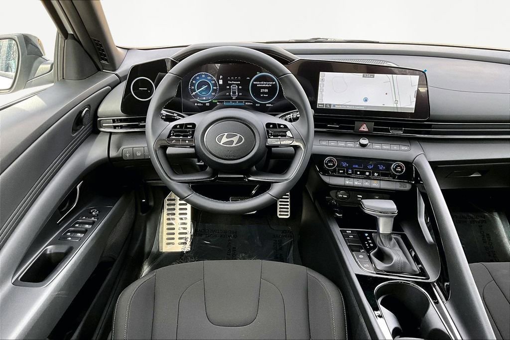 Used 2025 Hyundai Elantra SEL FWD image 6
