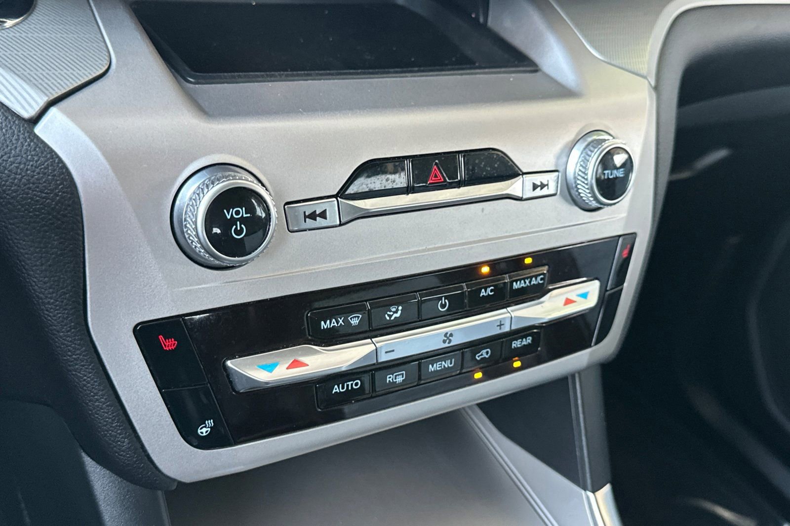 Certified 2022 Ford Explorer XLT w/ Equipment Group 202A image 29