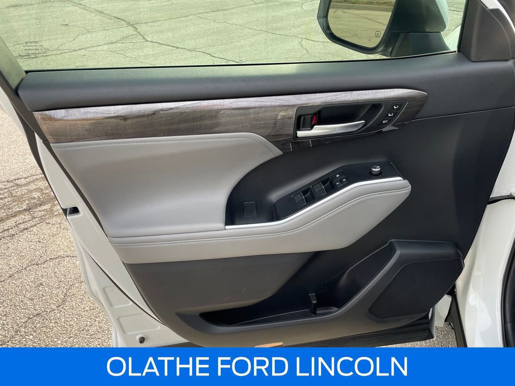 Used 2022 Toyota Highlander Limited image 22