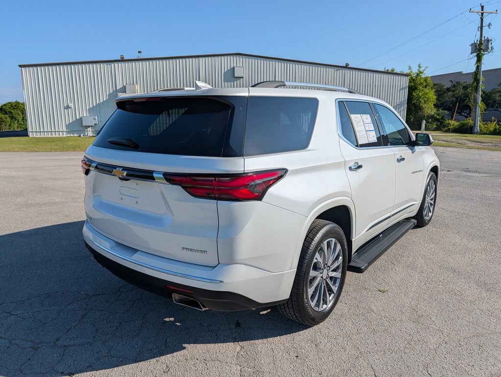 Used 2023 Chevrolet Traverse Premier FWD image 3