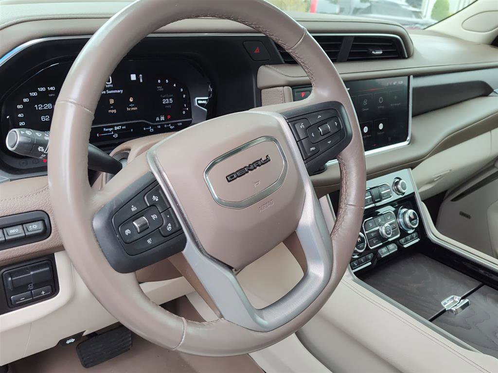 Used 2022 GMC Yukon XL Denali w/ Advanced Technology Package AWD/4WD image 7
