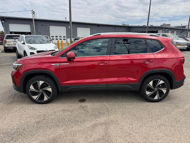Used 2024 Volkswagen Taos SE w/ Panoramic Sunroof Package AWD/4WD image 3