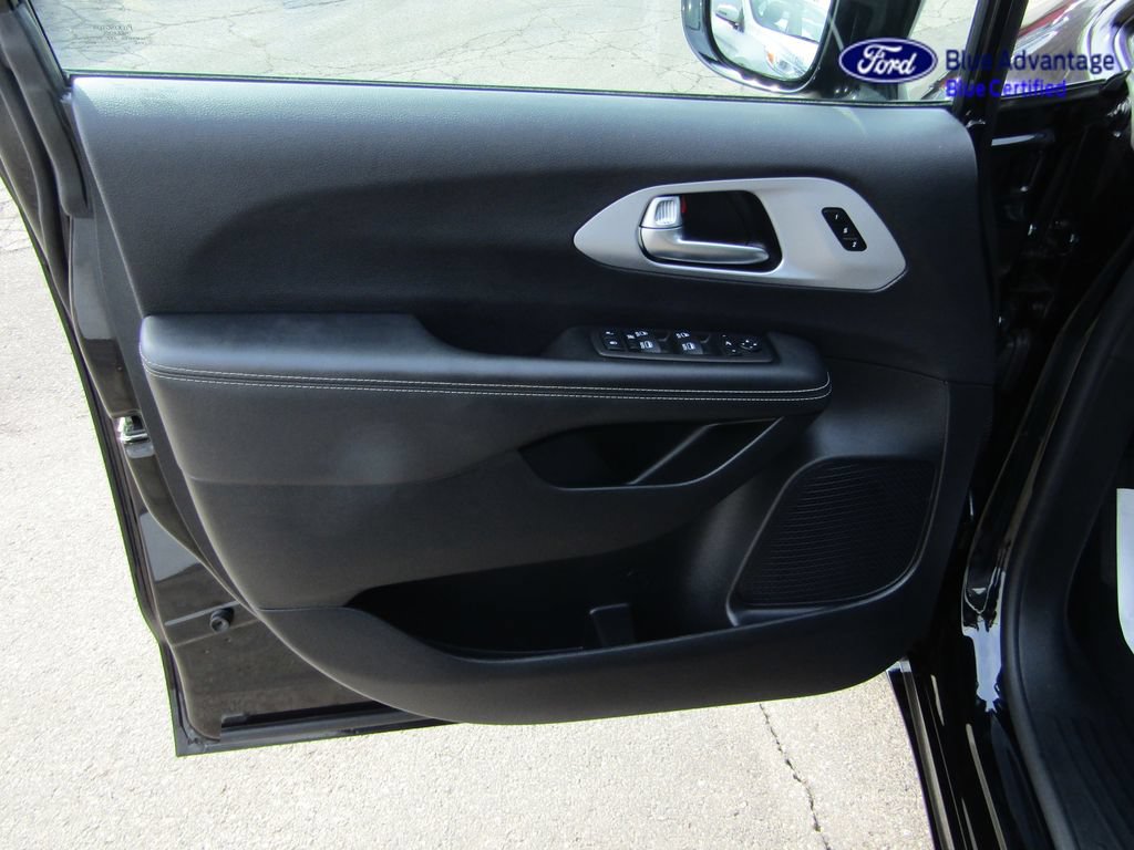 Used 2025 Chrysler Pacifica Limited FWD image 26