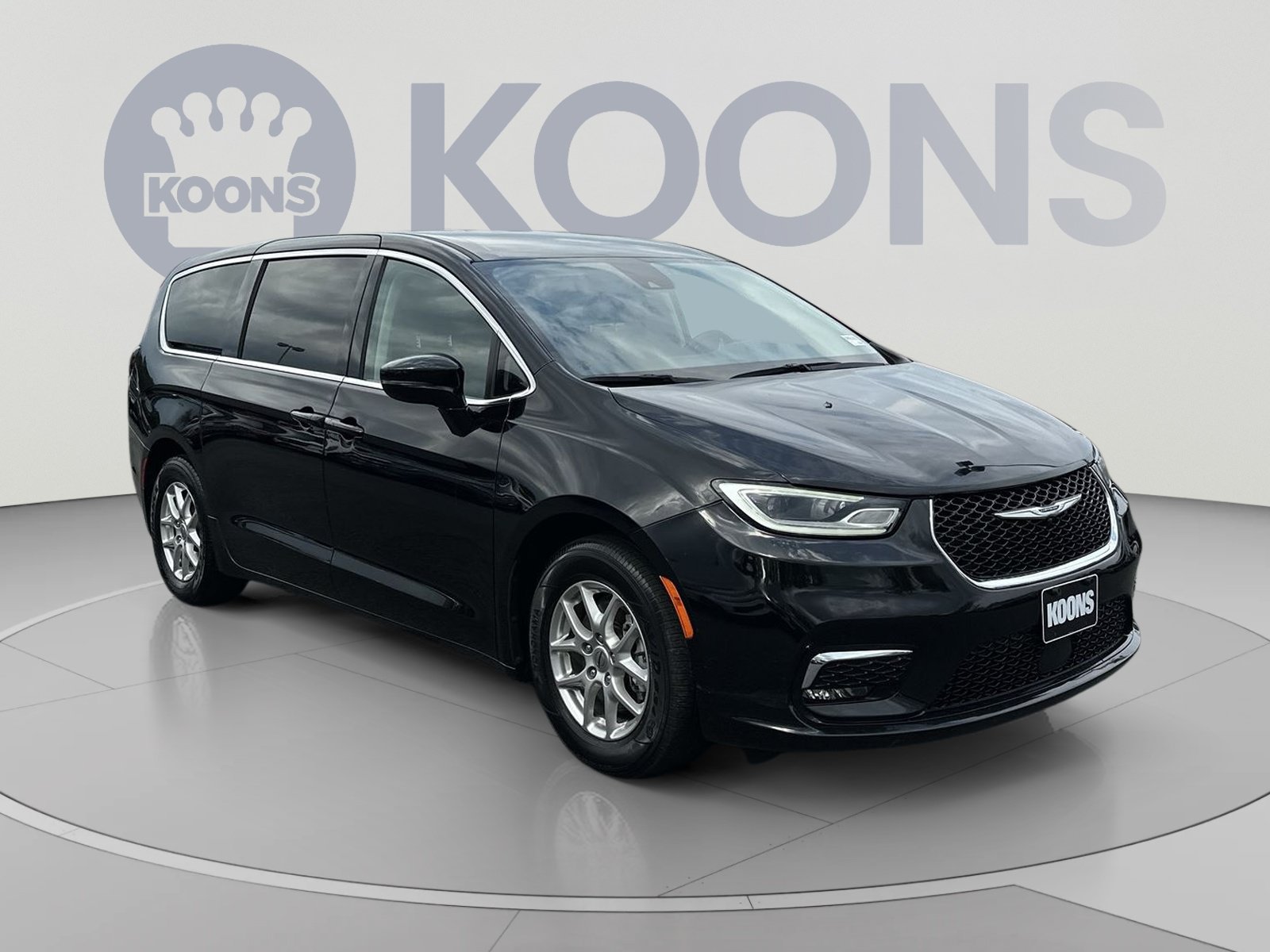 Used 2024 Chrysler Pacifica Touring-L FWD image 2