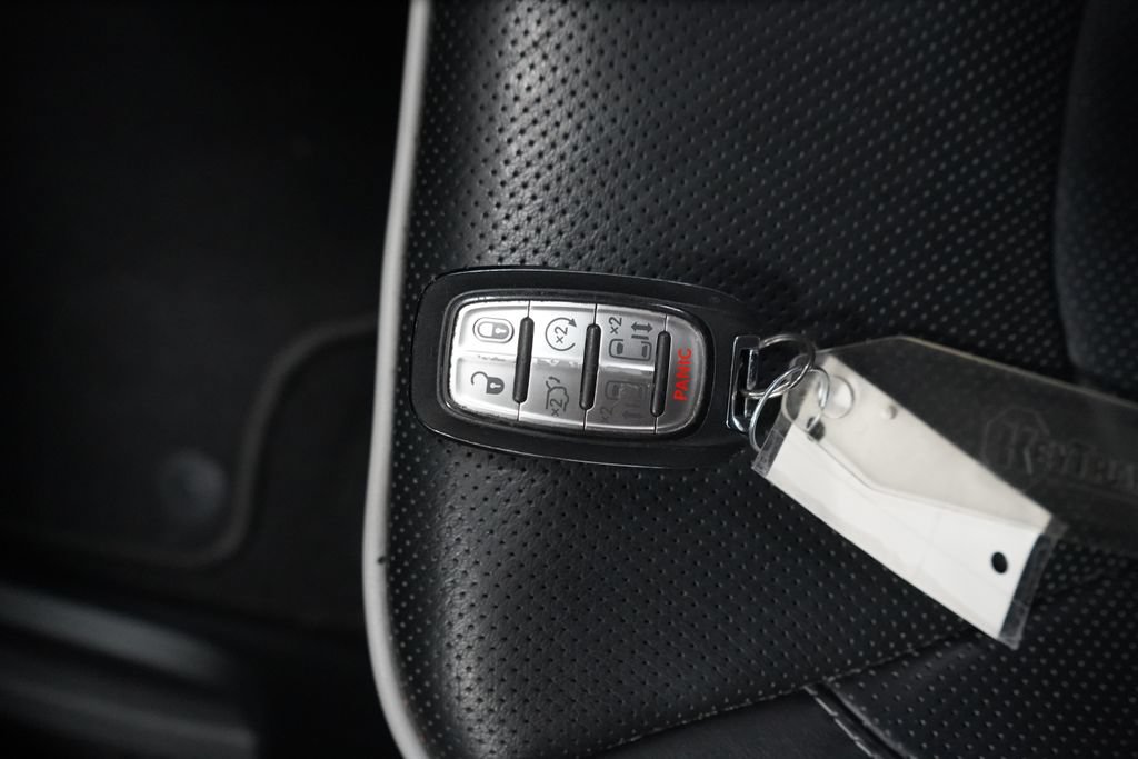 Used 2025 Chrysler Pacifica Limited FWD image 45