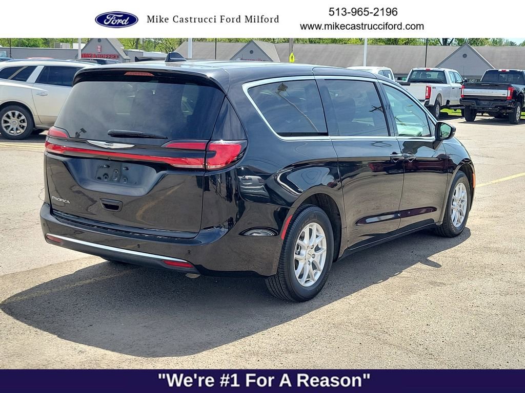 Used 2023 Chrysler Pacifica Touring-L FWD image 5