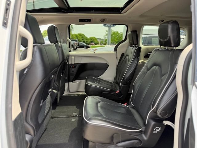 Used 2023 Chrysler Pacifica Limited FWD image 16