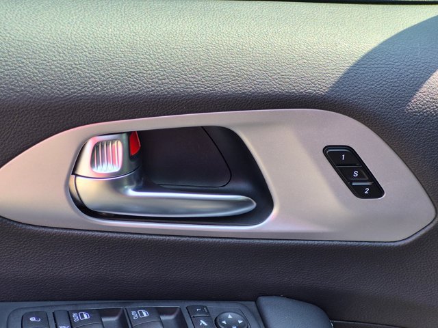 Used 2025 Chrysler Pacifica Limited FWD image 13