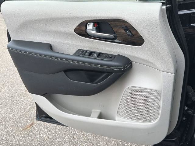 Used 2021 Chrysler Pacifica Limited w/ Uconnect Theater Family Group AWD/4WD image 30
