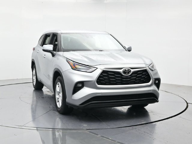 Used 2025 Toyota Highlander LE FWD image 4