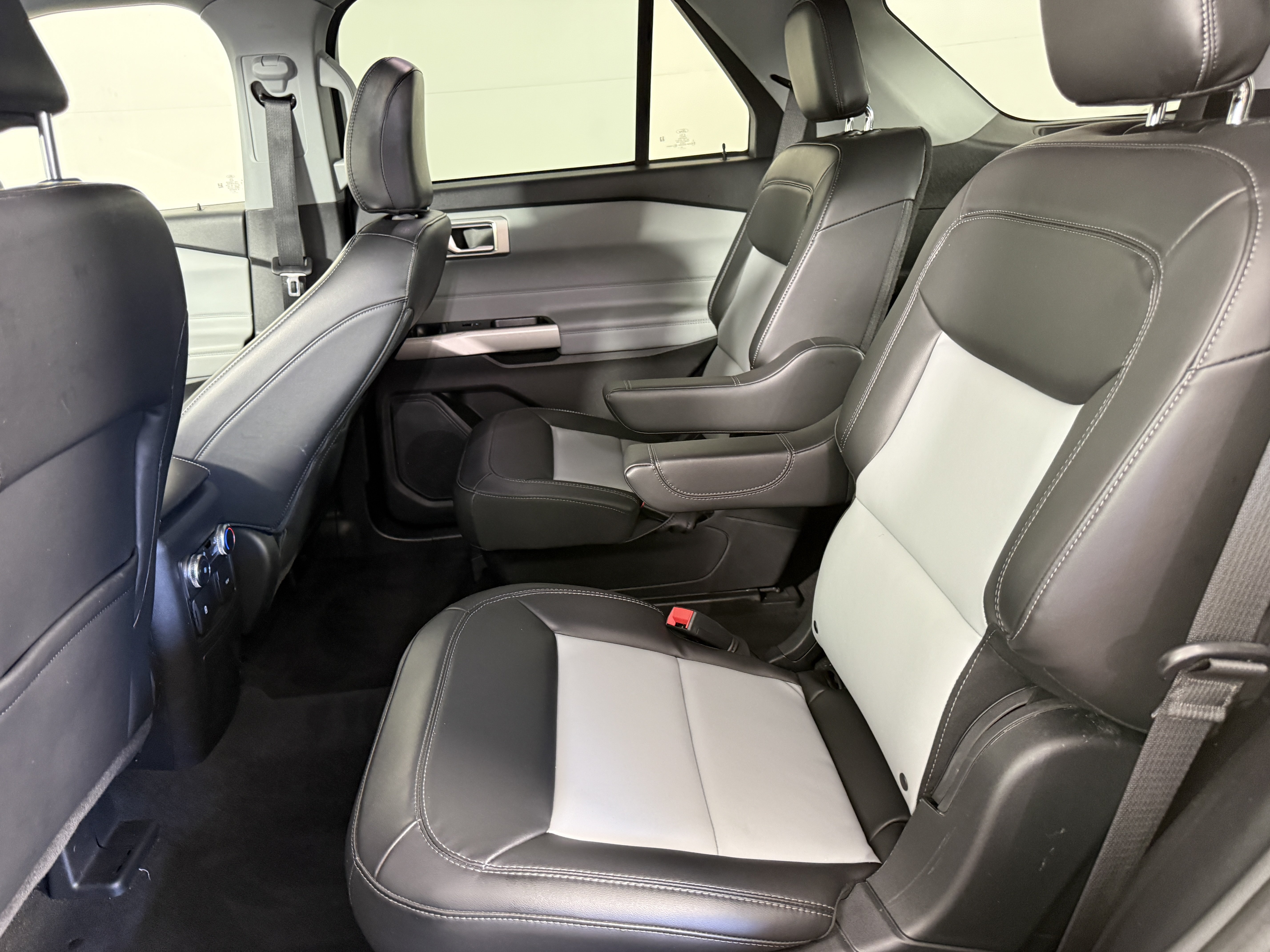 Certified 2022 Ford Explorer XLT w/ Equipment Group 202A RWD image 14