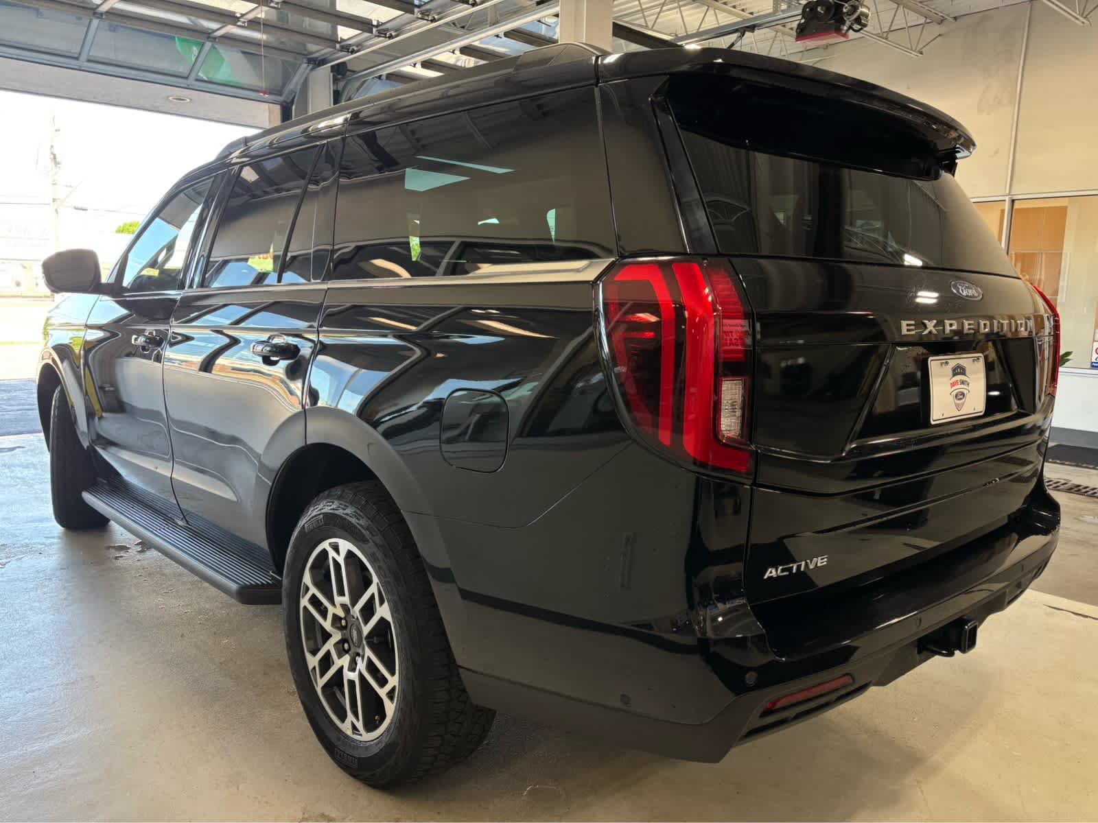 Certified 2025 Ford Expedition Active AWD/4WD image 6