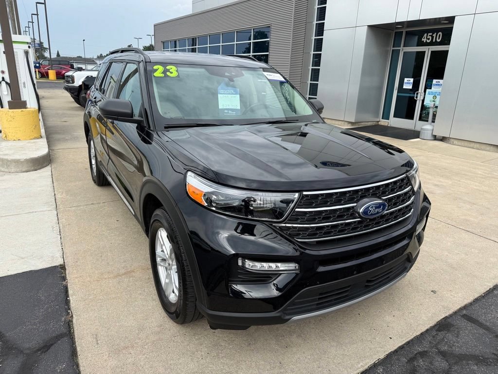 Certified 2023 Ford Explorer XLT w/ Equipment Group 202A AWD/4WD image 3
