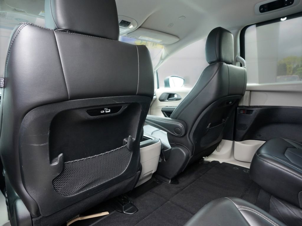 Used 2023 Chrysler Pacifica Touring-L FWD image 19