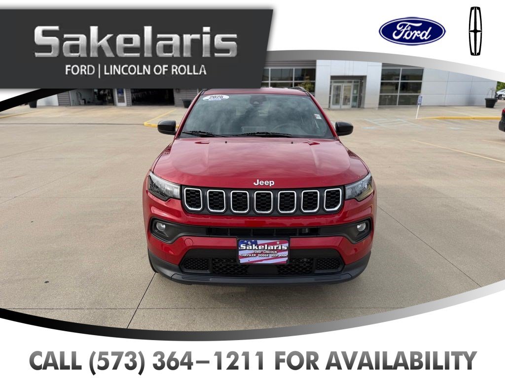Used 2025 Jeep Compass Latitude AWD/4WD image 2