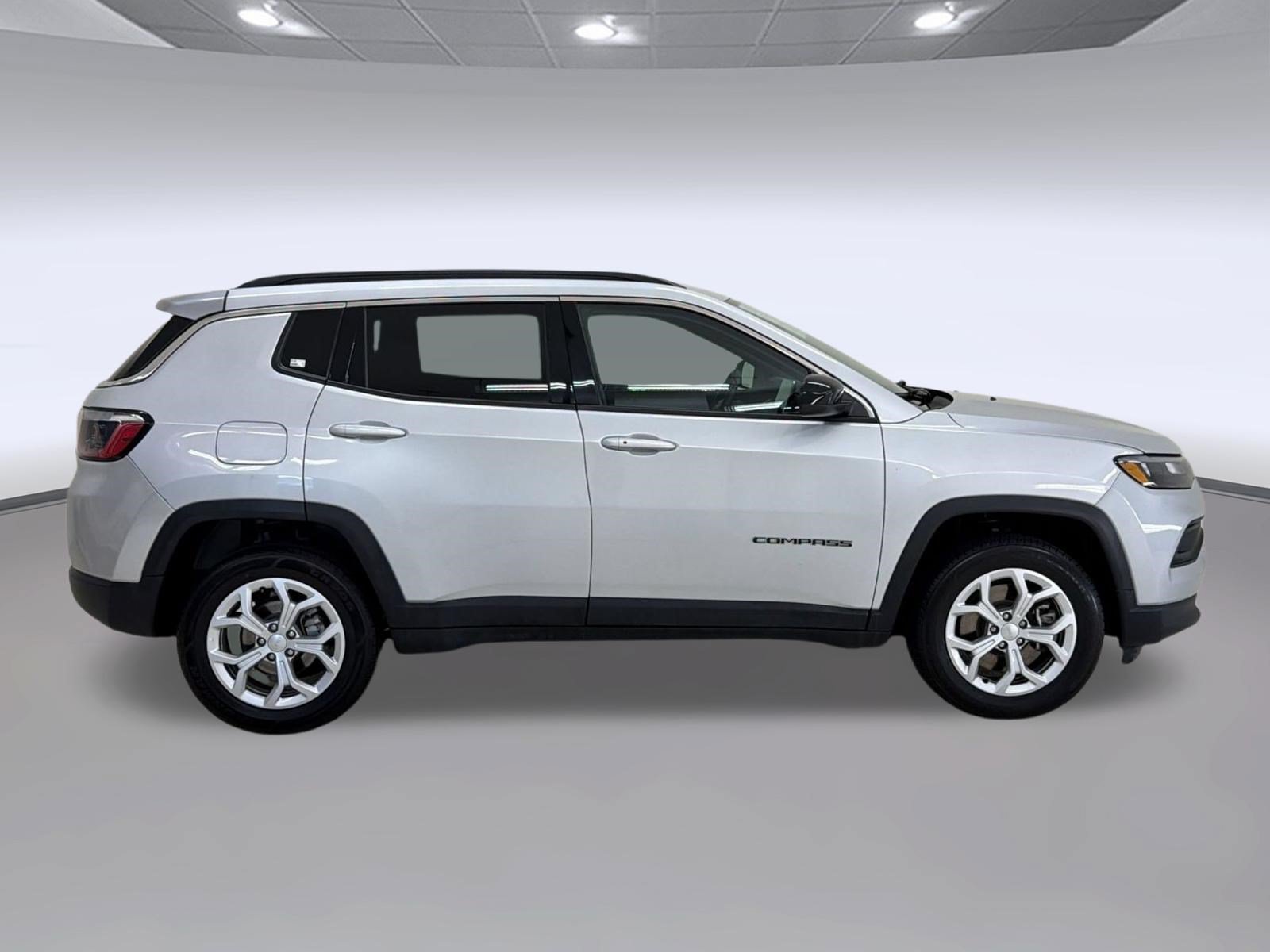 Used 2024 Jeep Compass Latitude AWD/4WD image 8