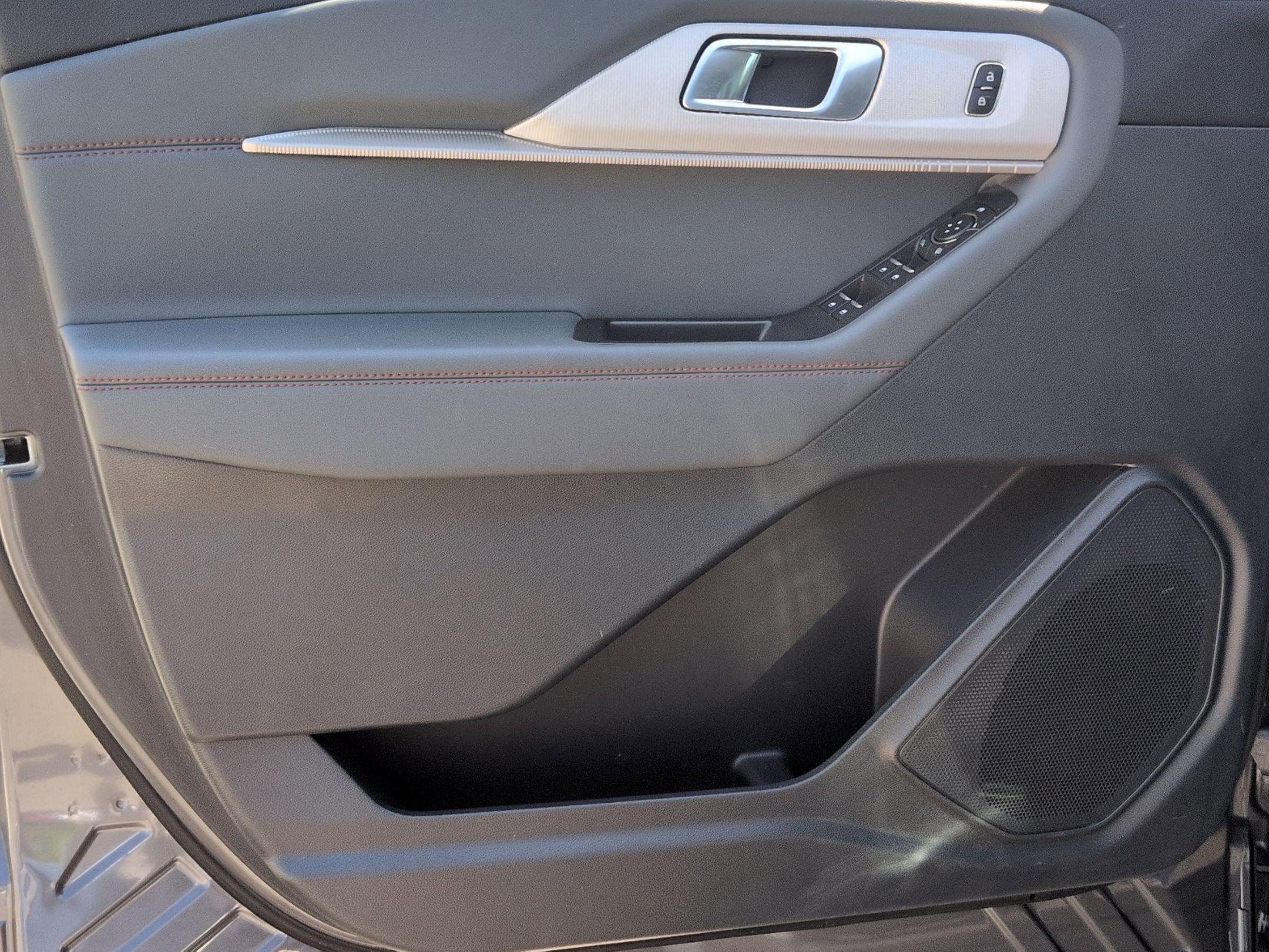 Certified 2025 Ford Explorer Active w/ Active Comfort Package RWD image 13