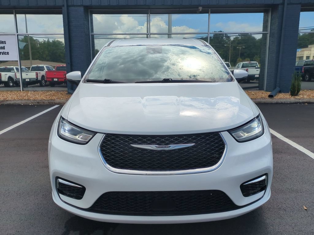Used 2023 Chrysler Pacifica Touring-L FWD image 2