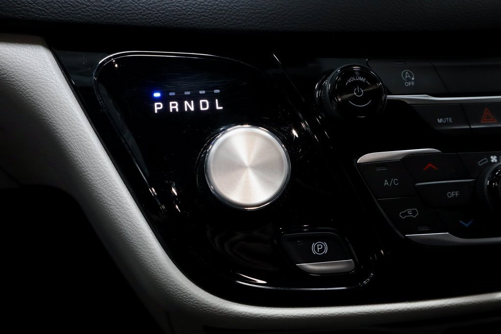 Used 2024 Chrysler Voyager LX image 33