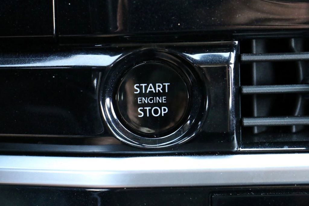 Used 2025 Nissan Pathfinder SV image 13