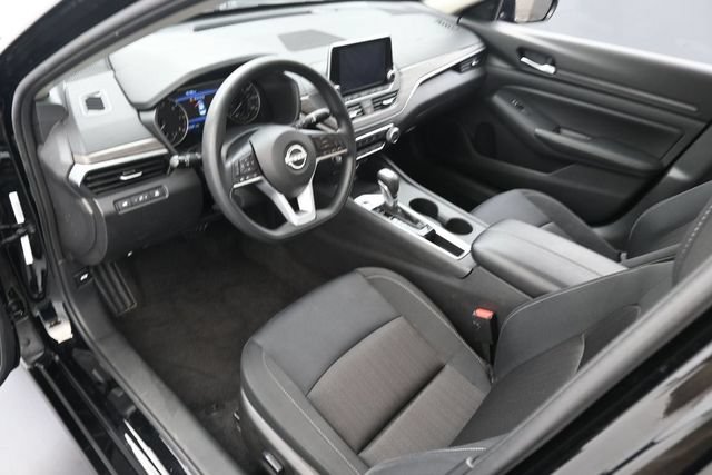 Used 2025 Nissan Altima 2.5 SV FWD image 11