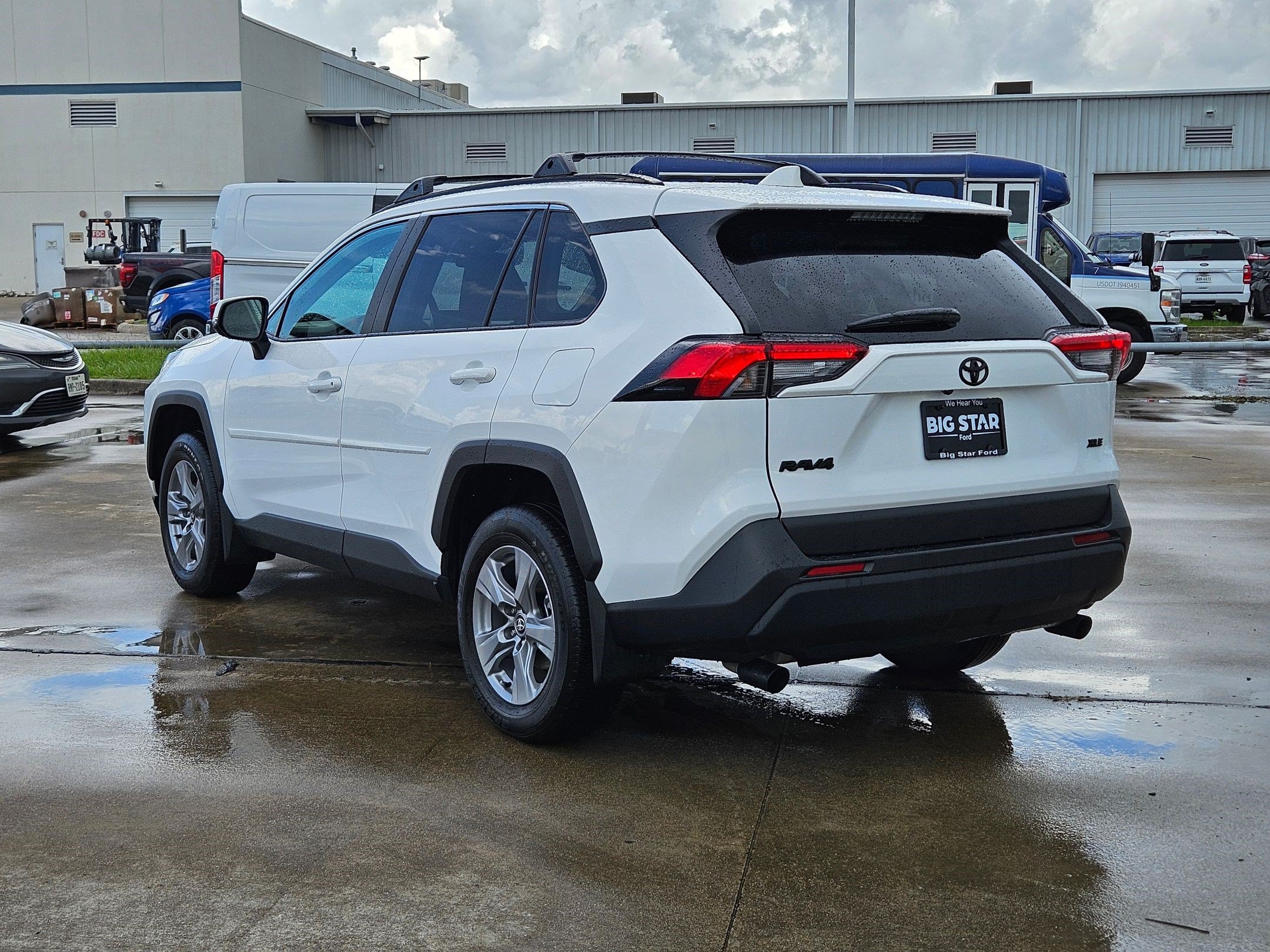 Used 2025 Toyota RAV4 XLE w/ Convenience Package FWD image 7