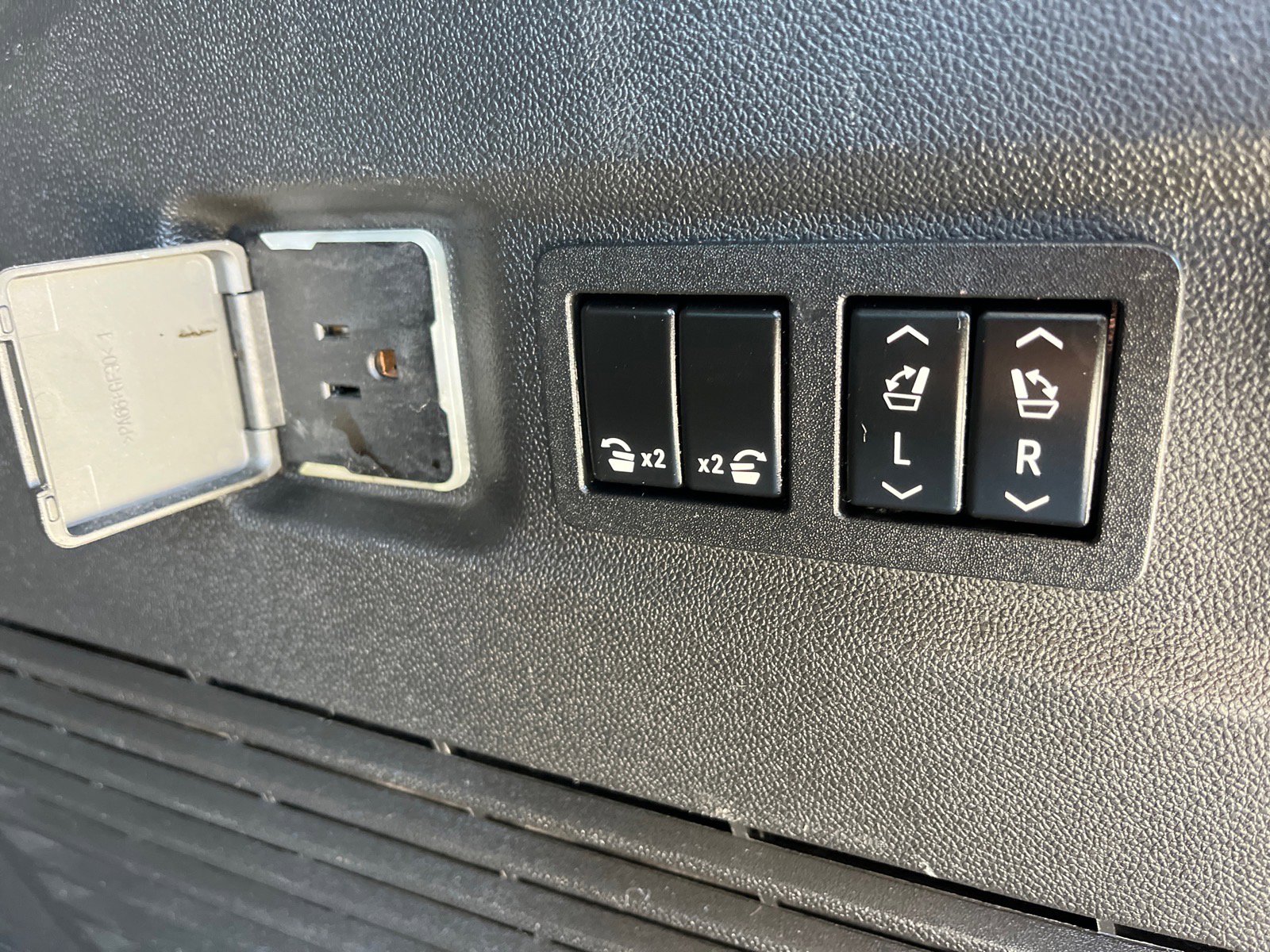 Used 2022 Chevrolet Suburban RST w/ Luxury Package image 20