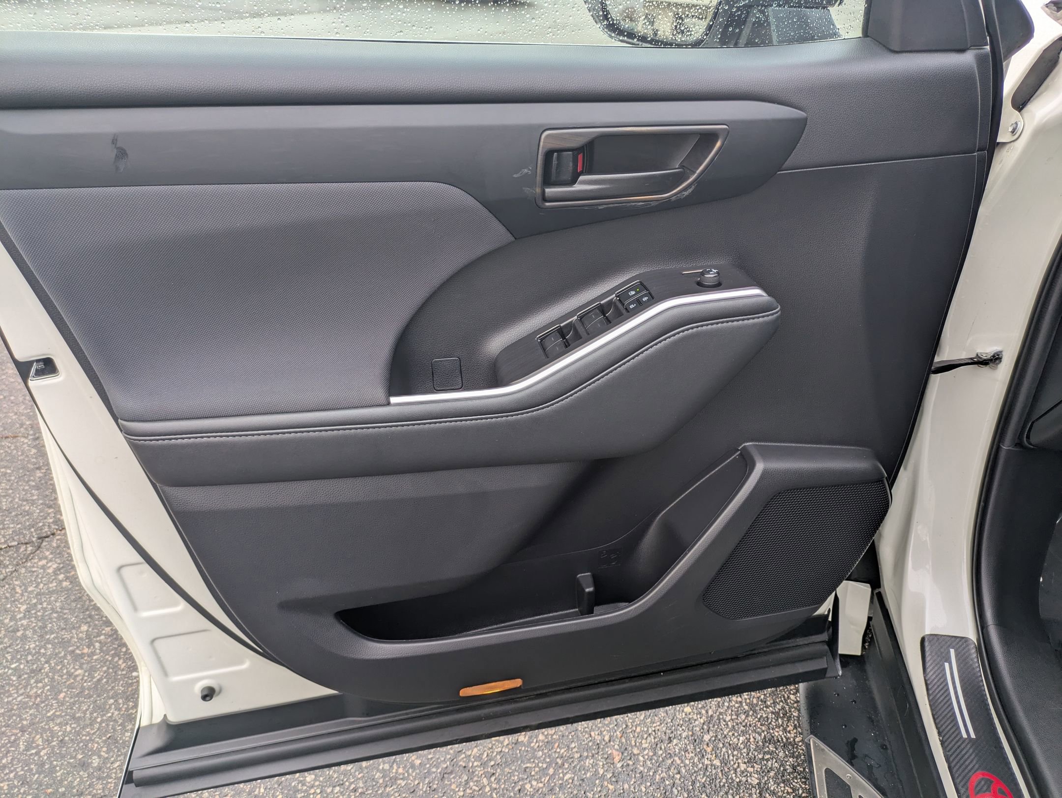 Used 2021 Toyota Highlander L image 12