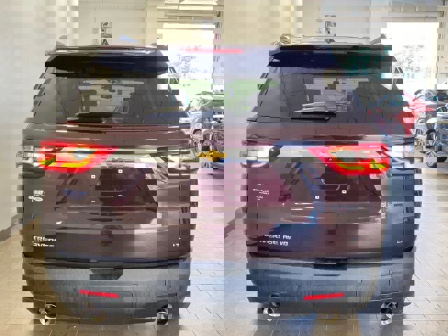 Used 2021 Chevrolet Traverse LT w/ LT Premium Package image 3