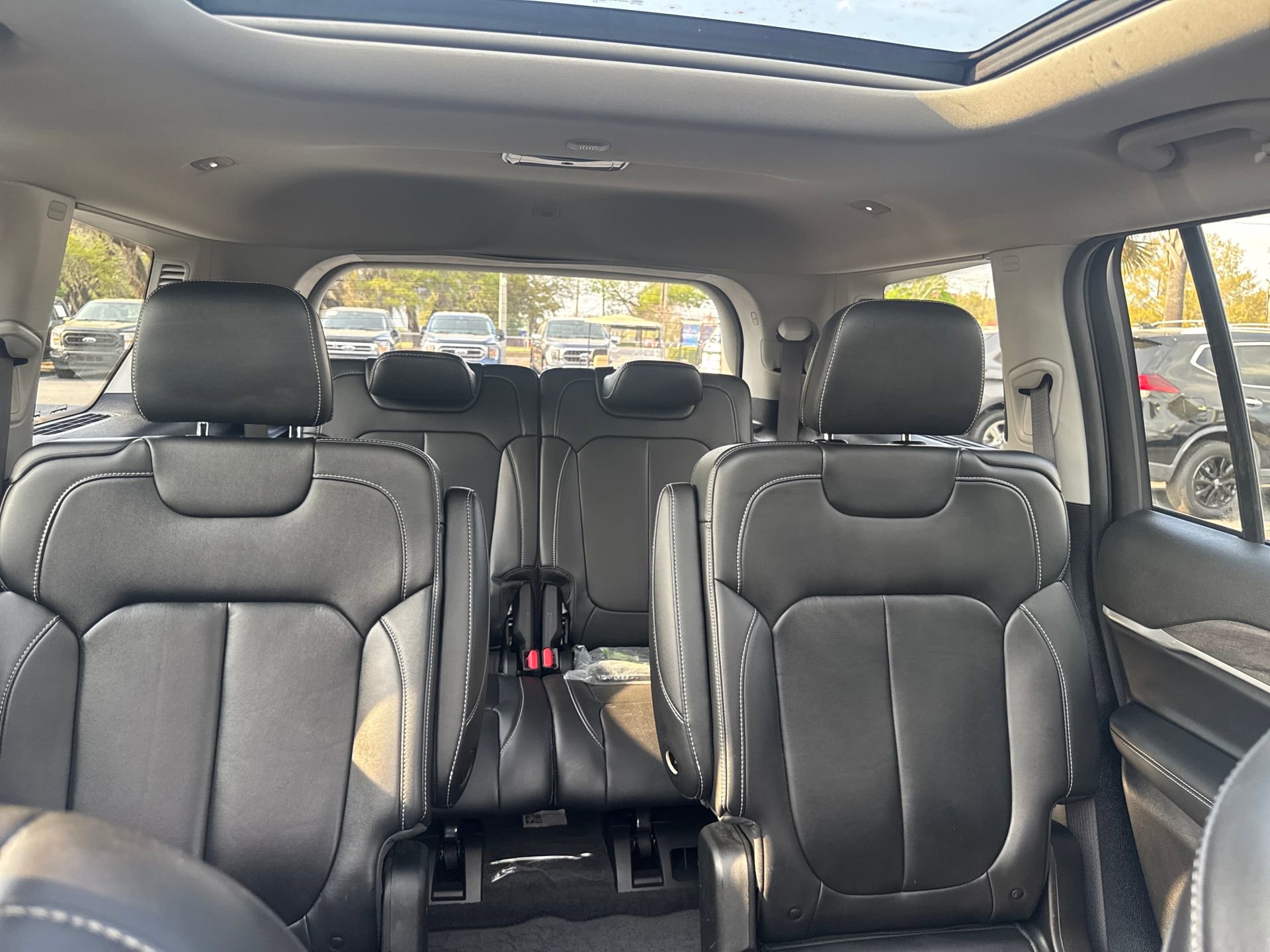 Used 2022 Jeep Grand Cherokee L Limited w/ Black Appearance Package image 17