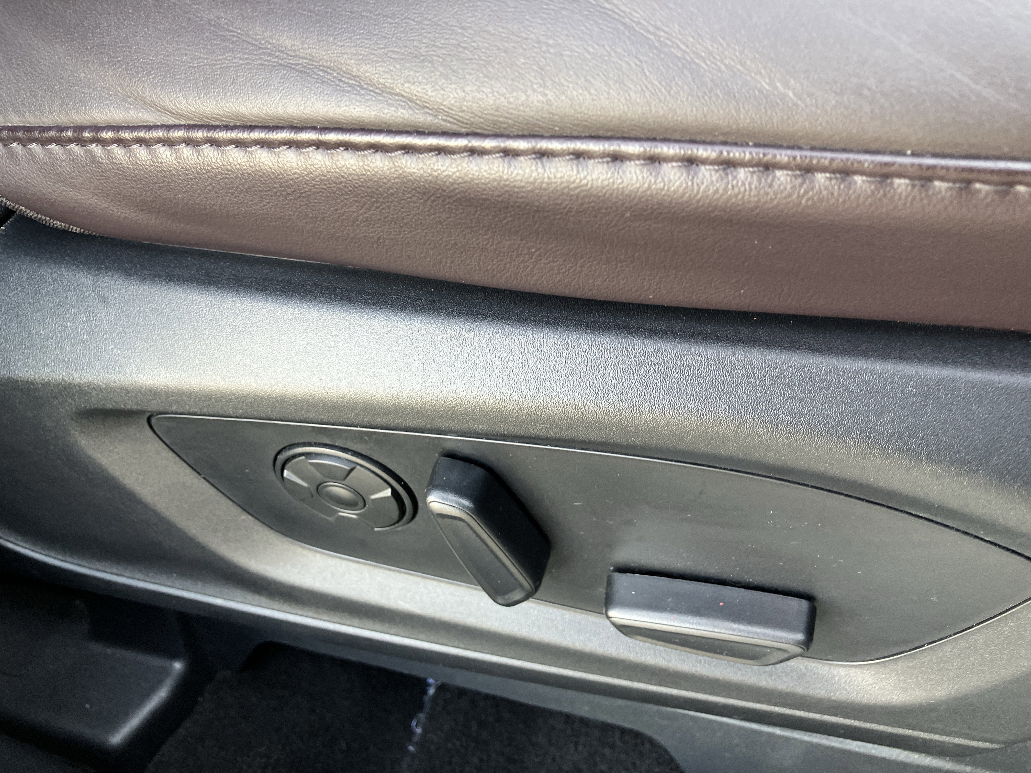 Certified 2025 Ford Explorer Platinum w/ LUX Leather Package image 29