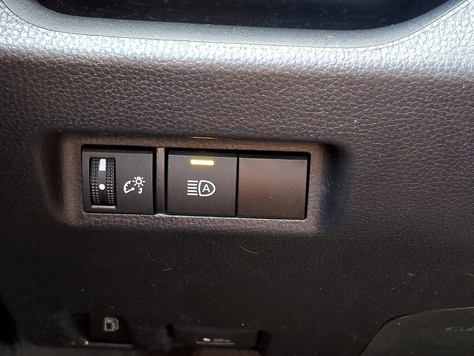 Used 2025 Toyota RAV4 XLE AWD/4WD image 25