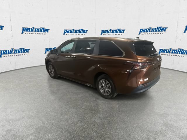 Used 2023 Toyota Sienna XLE FWD image 7