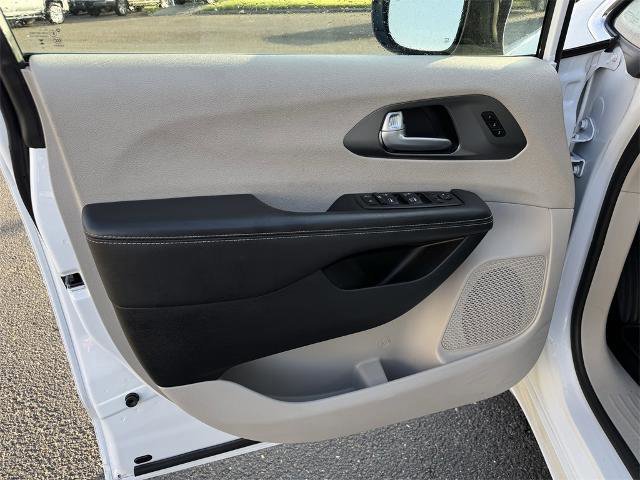 Used 2024 Chrysler Pacifica Touring-L image 13