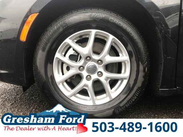 Used 2023 Chrysler Pacifica Touring-L FWD image 30