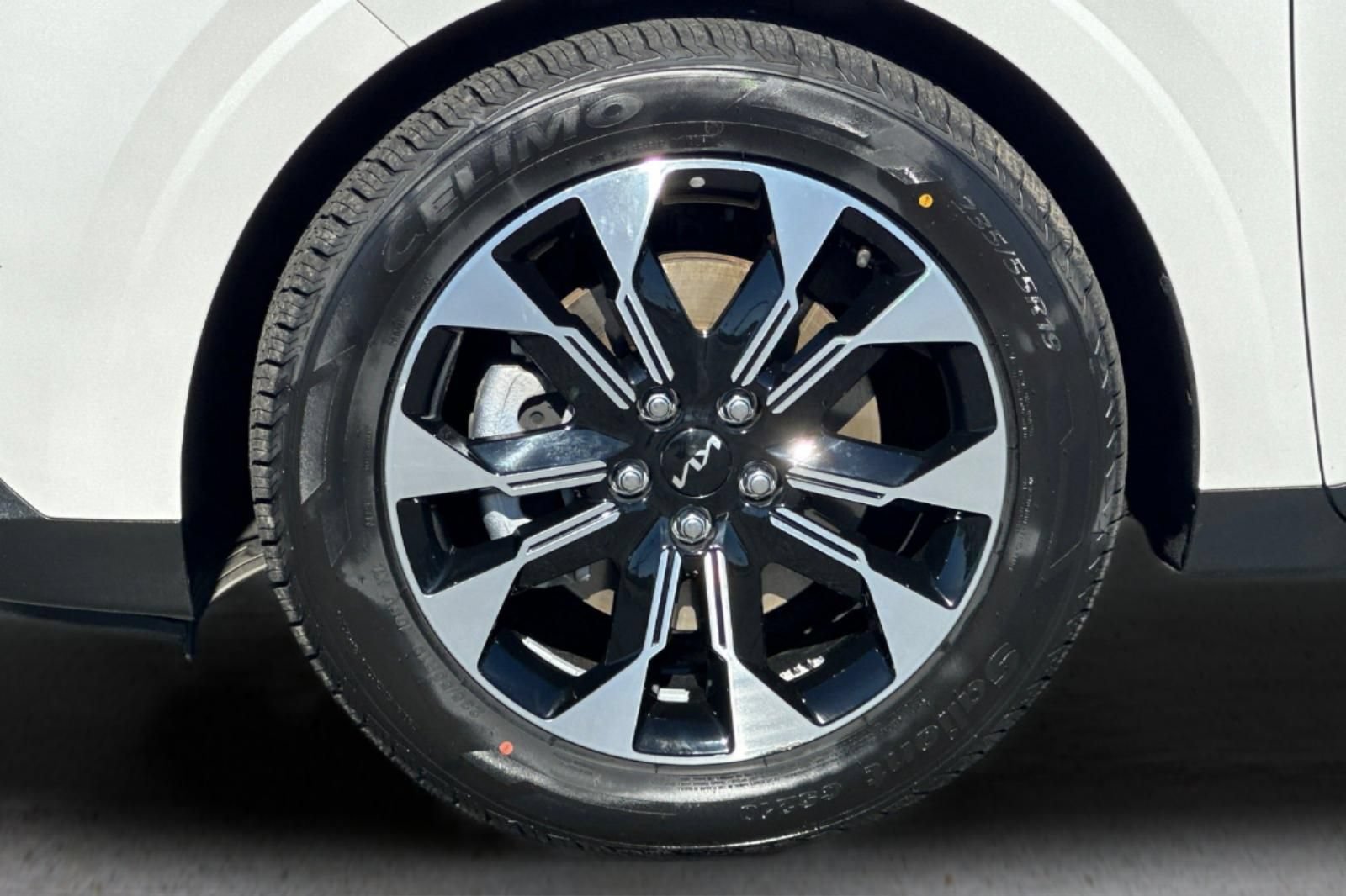 Used 2024 Kia Carnival EX FWD image 24