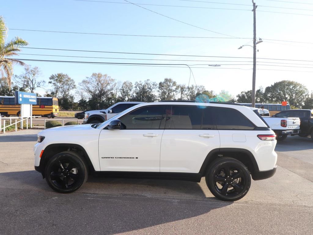 Used 2023 Jeep Grand Cherokee Limited w/ Black Appearance Package image 8