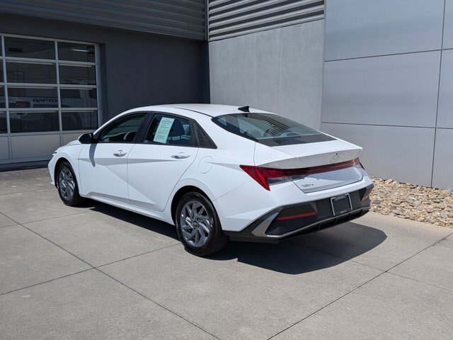 Used 2025 Hyundai Elantra Hybrid FWD image 6